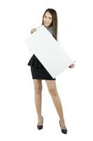 asiatisk affärskvinna som tar tom whiteboard isolerad på vit bakgrund foto