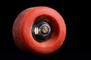 en röd hjul med en metall ringa på den foto