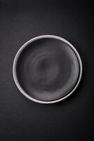 tömma runda keramisk tallrik som ett Artikel av kök redskap foto