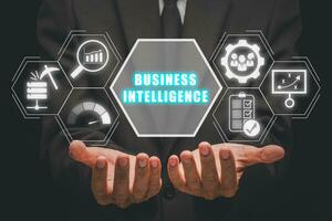 företag intelligens begrepp, affärsman hand innehav företag intelligens ikon på virtuell skärm, data brytning, analys, strategi, mått, benchmarking, Rapportera och förvaltning. foto