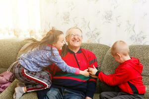 farföräldrar utgifterna tid med barnbarn på soffa foto