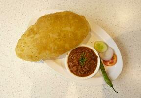 indisk kök chole bhatur också känna till som brud ärta curry, chole bhture eller chola, chana masala eras med friterad puri är en maträtt från de punjab foto