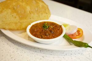 indisk kök chole bhatur också känna till som brud ärta curry, chole bhture eller chola, chana masala eras med friterad puri är en maträtt från de punjab foto