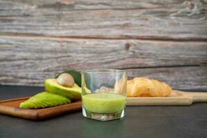 frukost uppsättning avokado smoothie i en glas och bröd friska mat foto