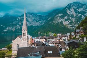 panoramautsikt över byn Hallstatt foto