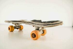 en skateboard tillverkad av gammal trä med hjul foto