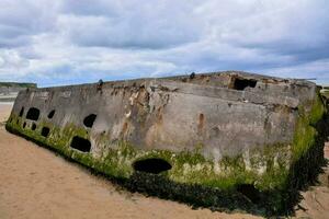 de resterna av en betong bunkra på de strand foto