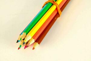 en grupp av färgad pennor på en vit yta foto