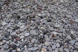 en stor lugg av stenar och grus på de strand foto