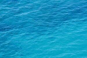 ett antenn se av de hav med blå vatten foto