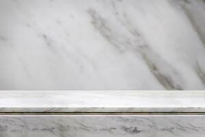 vit marmor tabell topp med naturlig vägg textur bakgrund för attrapp produkt visa mall foto