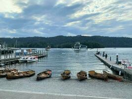 windermere i de Storbritannien på 10 augusti 2023. en se av sjö windermere från bowness foto