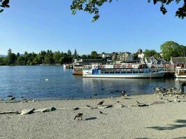 windermere i de Storbritannien på 6 juni 2023. en se av sjö windermere från bowness foto