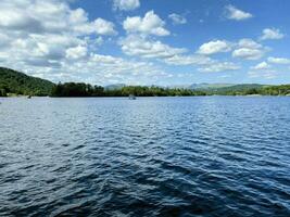 en se av sjö windermere på en solig dag på bowness foto