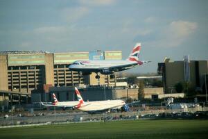 London i de Storbritannien på 5 november 2023. ett flygplan kommande i till landa på londons heathrow flygplats foto