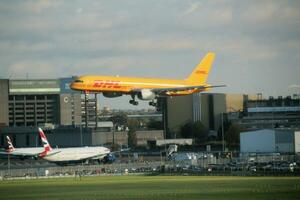 London i de Storbritannien på 5 november 2023. ett flygplan kommande i till landa på londons heathrow flygplats foto