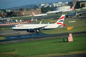 London i de Storbritannien på 5 november 2023. ett flygplan kommande i till landa på londons heathrow flygplats foto