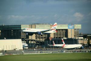 London i de Storbritannien på 5 november 2023. ett flygplan kommande i till landa på londons heathrow flygplats foto