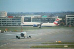 London i de Storbritannien på 5 november 2023. ett flygplan kommande i till landa på londons heathrow flygplats foto