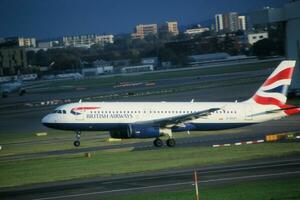 London i de Storbritannien på 5 november 2023. ett flygplan kommande i till landa på londons heathrow flygplats foto