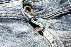 närbild av blå jeans och denim detaljer. foto