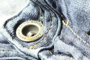 närbild av blå jeans och denim detaljer. foto