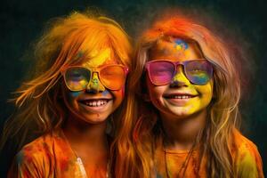två ung barn är njuter sig själva, med flerfärgad måla på deras ansikten. foto