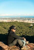 medelålders man överväger de landskap av de garraf naturlig parkera medan vilar på de topp av de berg. foto