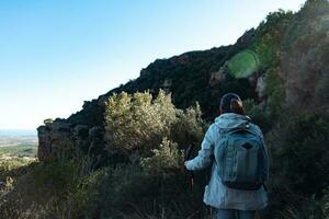 kvinna överväger de landskap av de garraf naturlig parkera medan gående de banor av en berg. foto