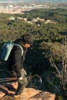 man sänker sig de berg omgiven förbi de landskap av de garraf naturlig parkera. foto