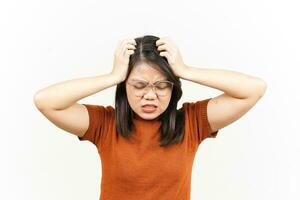 lidande huvudvärk av skön asiatisk kvinna isolerat på vit bakgrund foto