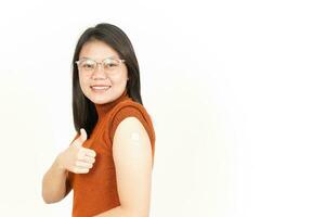 skaffa sig en korona virus vaccin av skön asiatisk kvinna isolerat på vit bakgrund foto