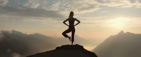 ai genererad silhuett av en kvinna praktiserande yoga i de topp med berg bakgrund. ai genererad foto