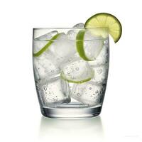 ai genererad gin tonic glas av vatten med is isolerat på vit bakgrund. ai genererad foto