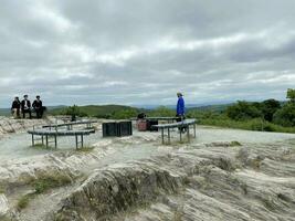 turist tar resväskor upp en berg för en Foto skjuta