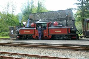 norr wales i de Storbritannien i september 2023. en se av en ånga tåg på tan-y-bwlch station i norr wales foto