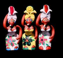 tre färgrik figurer av kvinnor foto