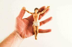en hand innehav en Jesus statyett foto