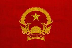 flagga och täcka av vapen av socialistisk republik av vietnam på en texturerad bakgrund. begrepp collage. foto