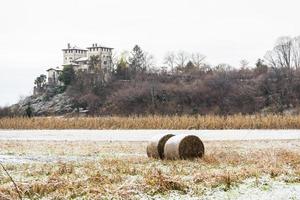 första snön på kullstäderna. mellan höst och vinter foto