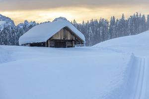 efter snöfallet. skymningens sista ljus i sappada. dolomiternas magi foto