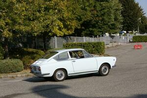 bibbiano-reggio emilia Italien 07 15 2015 fri samling av årgång bilar i de stad fyrkant fiat 850 kupé foto