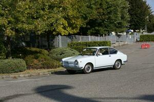 bibbiano-reggio emilia Italien 07 15 2015 fri samling av årgång bilar i de stad fyrkant fiat 850 kupé foto