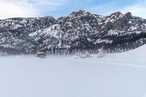 efter snöfallet. skymningens sista ljus i sappada. dolomiternas magi foto