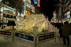 sapporo stad, Japan, 2018 - skön Anka is skulpturer med många turister tog en promenad och skott i supporo snö festival på de supporo stadens centrum gata. foto