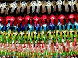 färgrik se upp se av thai lanna stil lyktor till hänga i främre av de tempel på natt tid i loy kratong festival. foto
