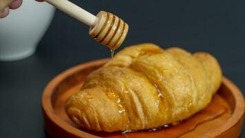 bröd, croissanter toppade med honung foto