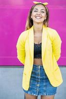 ung kvinna klädd i en gul jacka och pannband foto