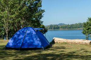 camping och tält på de kulle. foto