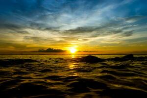 skön solnedgång på de sjö. foto